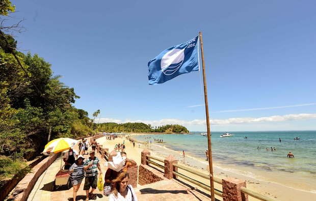 Praias de Salvador e Camaçari têm renovação do selo ecológico Bandeira Azul
