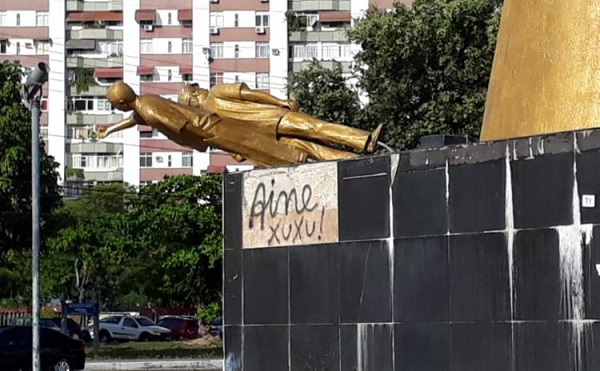 Monumento a Jorge Amado é alvo de vandalismo em Salvador