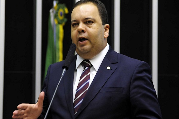 “Rui reclama de Bolsonaro, mas age de forma pior”, diz Elmar