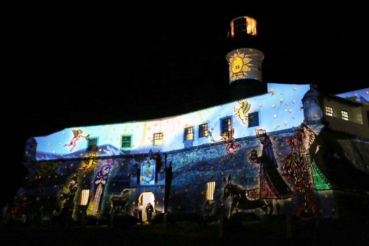 Projeção conta a história do Natal na fachada do Farol da Barra