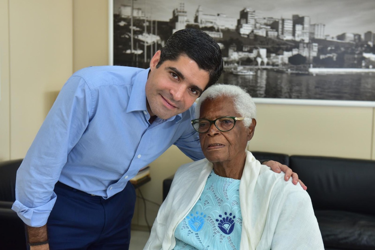 ACM Neto lamenta a morte de Mãe Stella