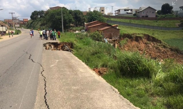 BA-046: Acostamento cede e duas casas desabam em Santo Antônio de Jesus