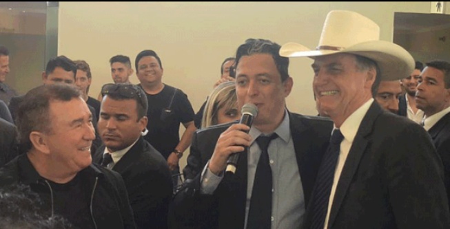 Bolsonaro participa de almoço com cantores sertanejos