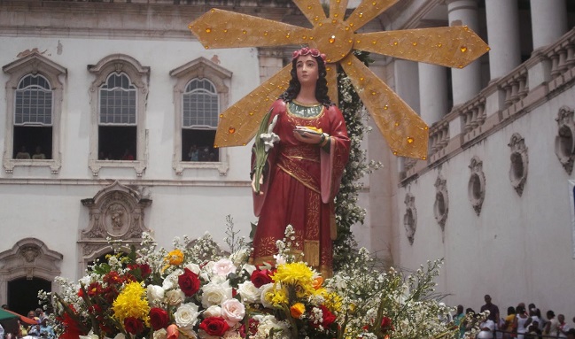 Fiéis homenageiam Santa Luzia com missas e procissão em Salvador