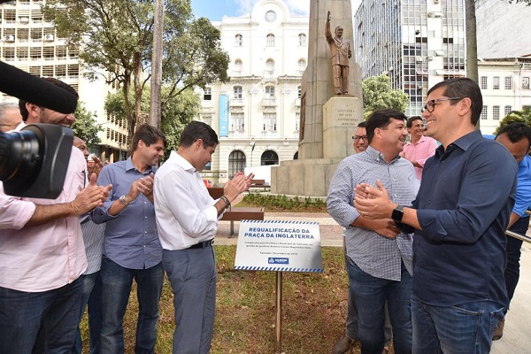 ACM Neto entrega nova Praça da Inglaterra e autoriza obras na Praça Cairu