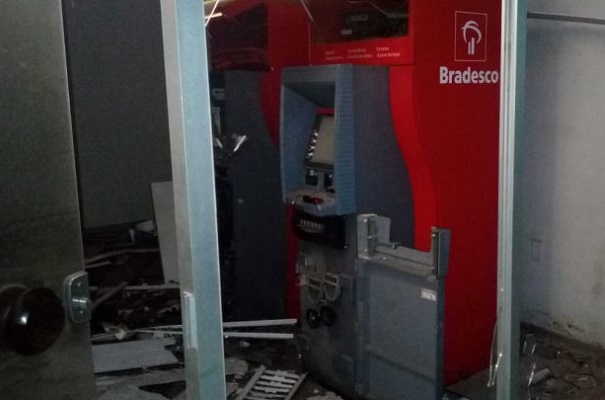Bandidos explodem caixa eletrônico em Porto Seguro