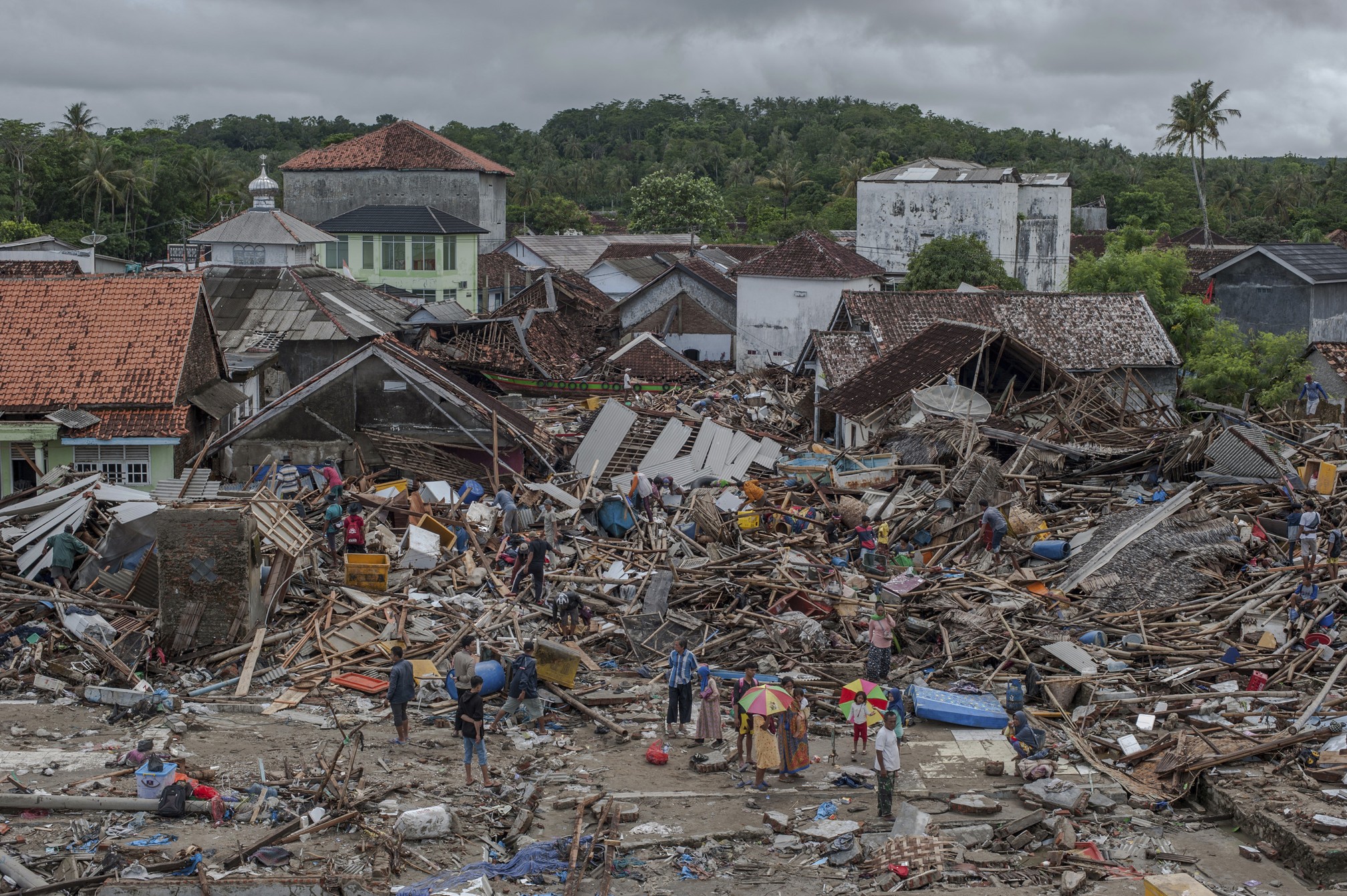 Número de mortos em tsunami na Indonésia sobe para 373