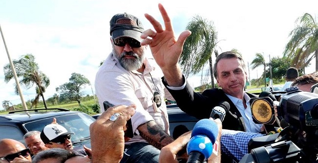 Bolsonaro chega a Brasília para a posse e recebe homenagens da população