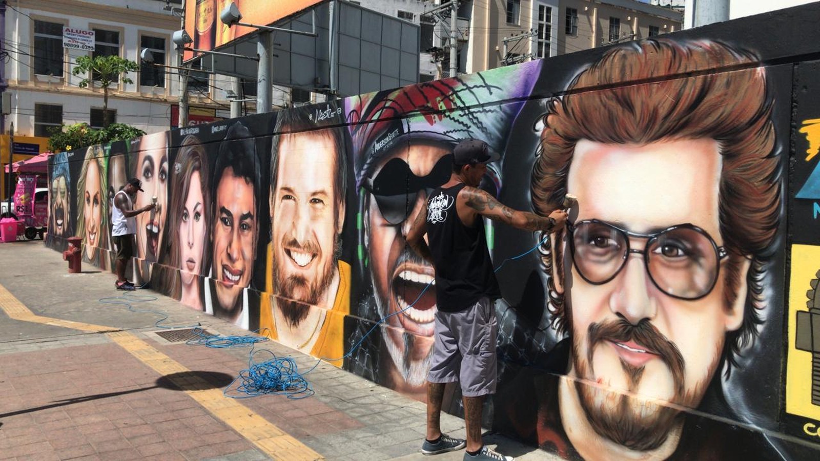 Muro com rostos de artistas baianos vira atração na Barra