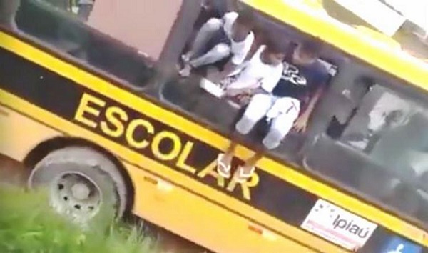 Estudantes pulam de ônibus escolar em movimento em Ipiaú; assista