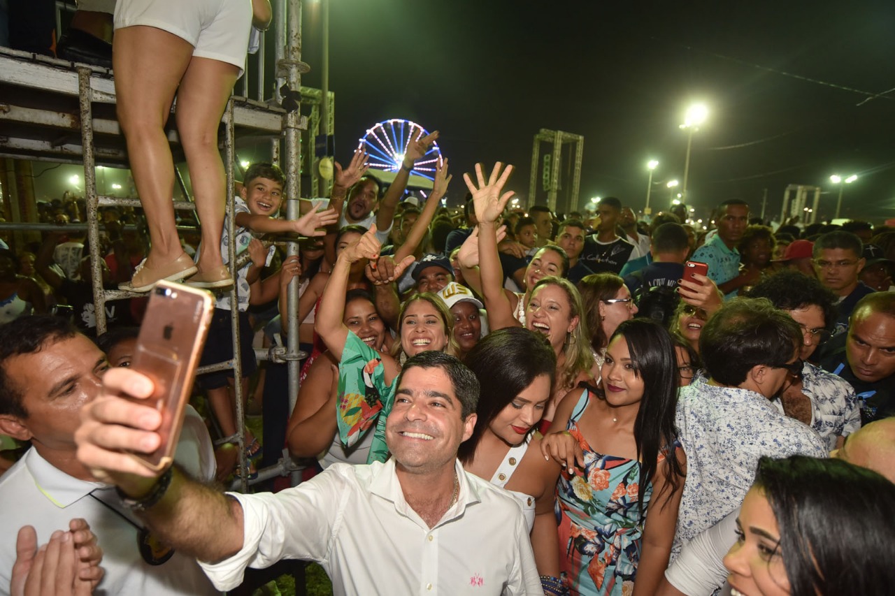 Prefeito curte parte do Festival Virada Salvador no meio do povo
