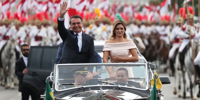 Bolsonaro toma posse como presidente da República e agradece a Deus por estar vivo