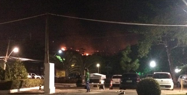 Salvador: Incêndio atinge área de vegetação no Imbuí