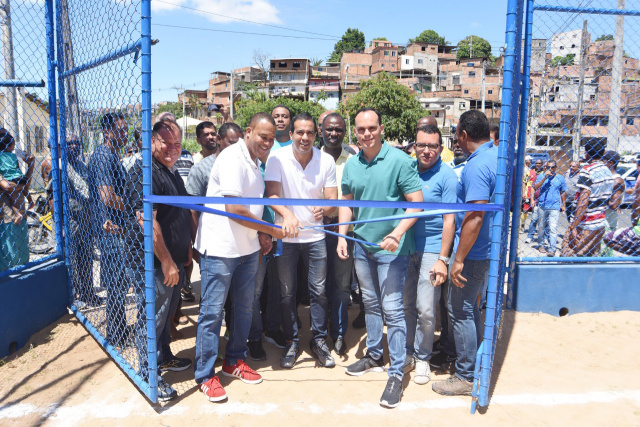 Bruno Reis entrega campo de futebol em Sete de Abril