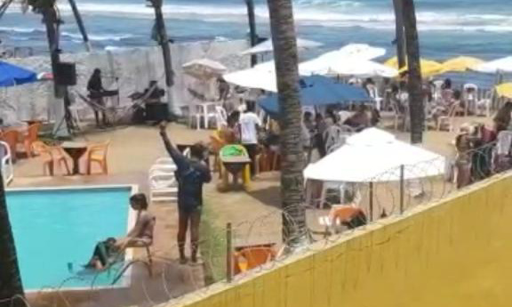 Lauro: Leitor denuncia barraca de praia em área residencial; assista