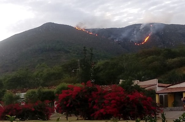 Incêndio atinge a Serra do Cruzeiro em Jaguarari