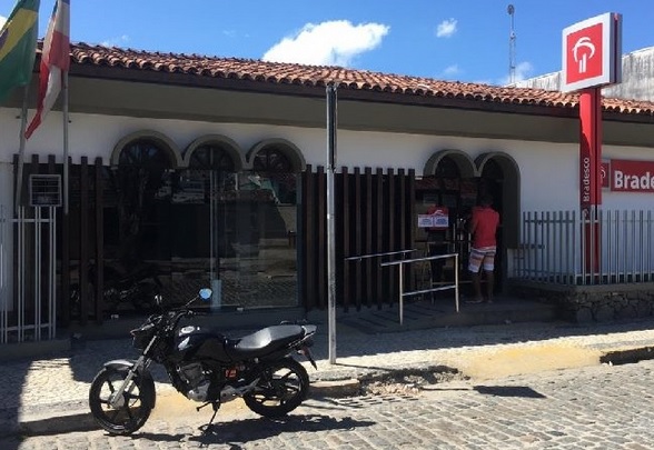 Bandidos assaltam agência bancária em Porto Seguro