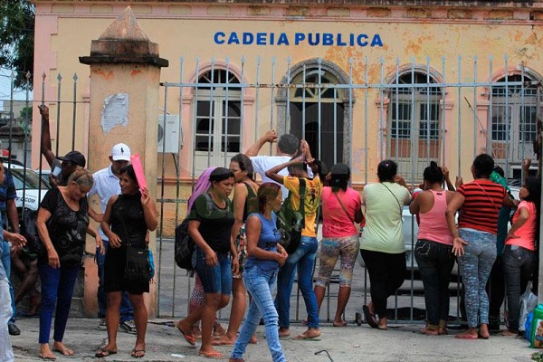 Pelo Twitter, Bolsonaro avisa que irá rever valor do auxílio-reclusão