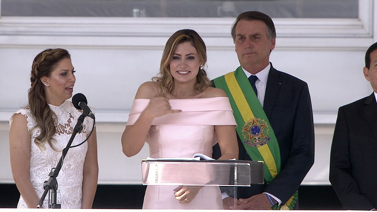 Michelle Bolsonaro quebra protocolo e faz discurso em libras