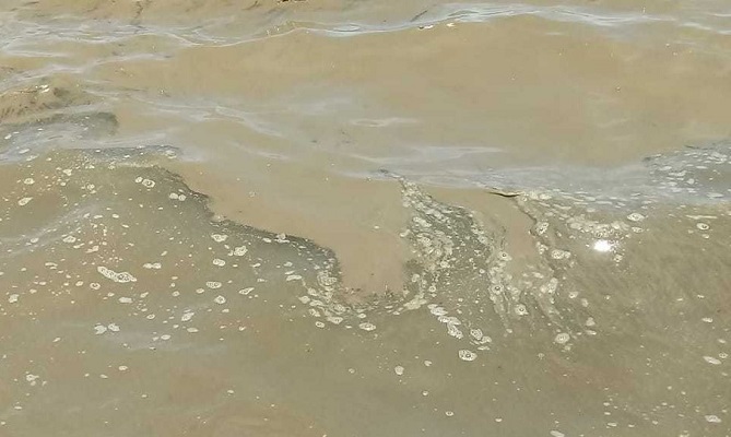 Substância oleosa aparece no mar em Santa Cruz Cabrália