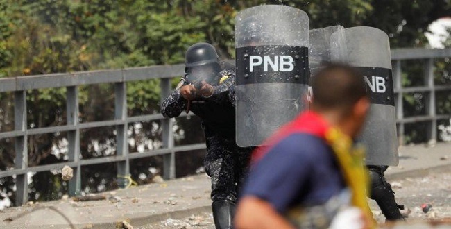 Polícia de Maduro reprime manifestantes e provoca 16 mortes na Venezuela