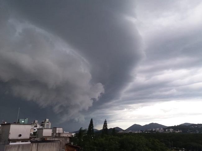 Nuvem gigante chamada “shelf cloud” aparece em Florianópolis