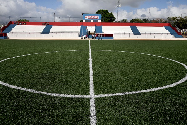 Estádio é entregue com novo gramado no município de Serrolândia