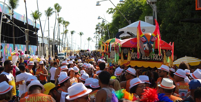 Pré-Carnaval atrai mais de dois milhões de foliões às ruas de Salvador