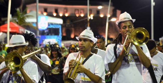 Bandas de sopro e percussão atraem milhares de foliões a pré-Carnaval na Barra