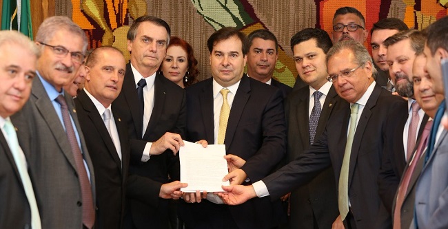 Bolsonaro entrega ao Congresso o texto da reforma da Previdência; veja os detalhes
