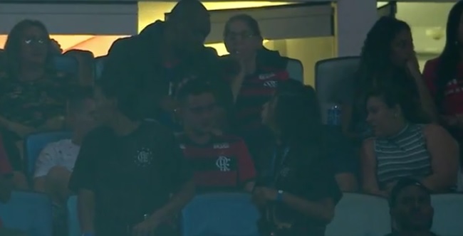 Sobrevivente do CT do Flamengo chora durante Fla-Flu no Maracanã