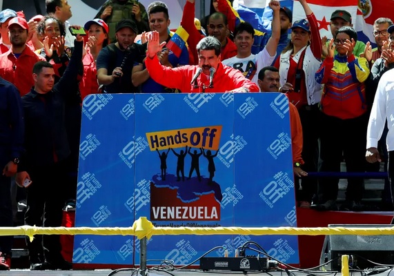 Maduro faz discurso contra ajuda humanitária e rompe relações com a Colômbia