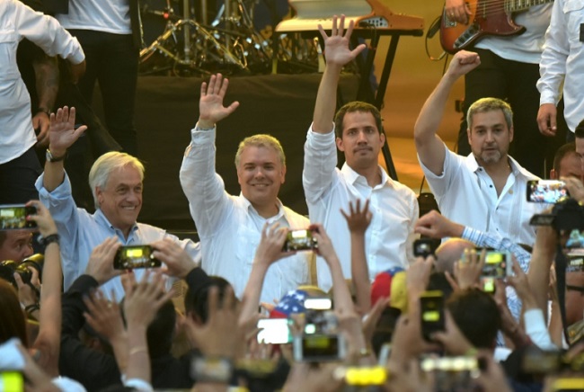 Guaidó participa de show na Colômbia com 200 mil pessoas contra Maduro