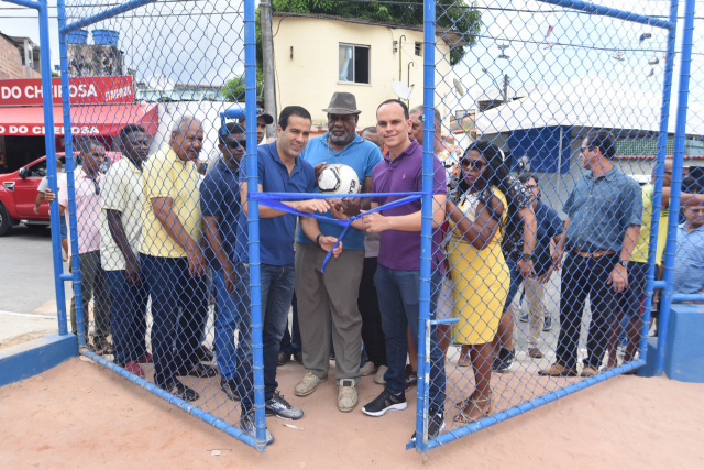 Bruno Reis entrega campo de futebol, geomantas e escadaria no Subúrbio de Salvador
