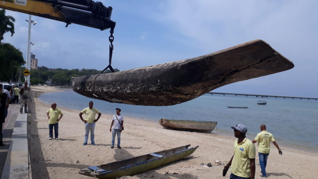 Sucatas de barcos são removidas das praias de Salvador