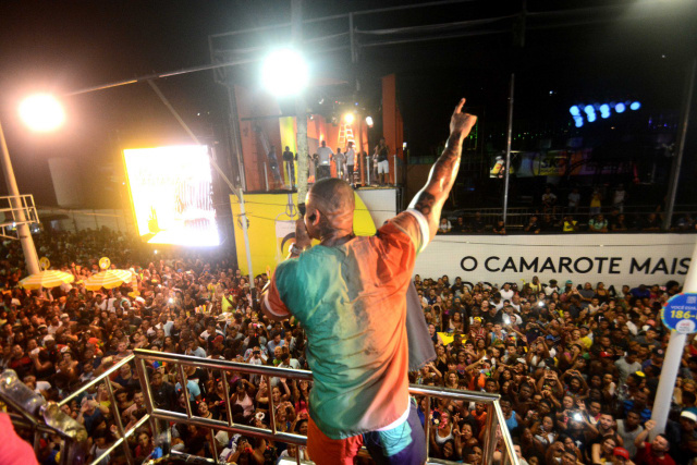 Pipoco arrasta uma multidão no terceiro dia de pré-Carnaval em Salvador