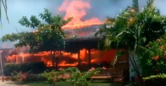 Incêndio destrói parte de hotel em Porto Seguro