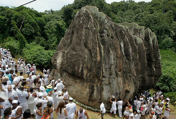 Adeptos do Candomblé realizam “Caminhada Pedra de Xangô” contra intolerância religiosa