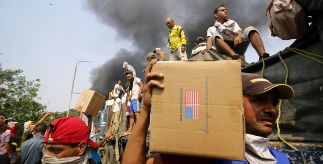 Civis tentam salvar carga de caminhões queimados por Maduro na Venezuela; assista