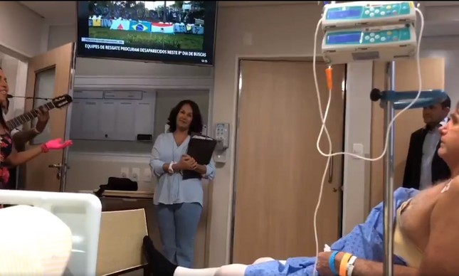 No hospital, Bolsonaro se emociona com dupla sertaneja
