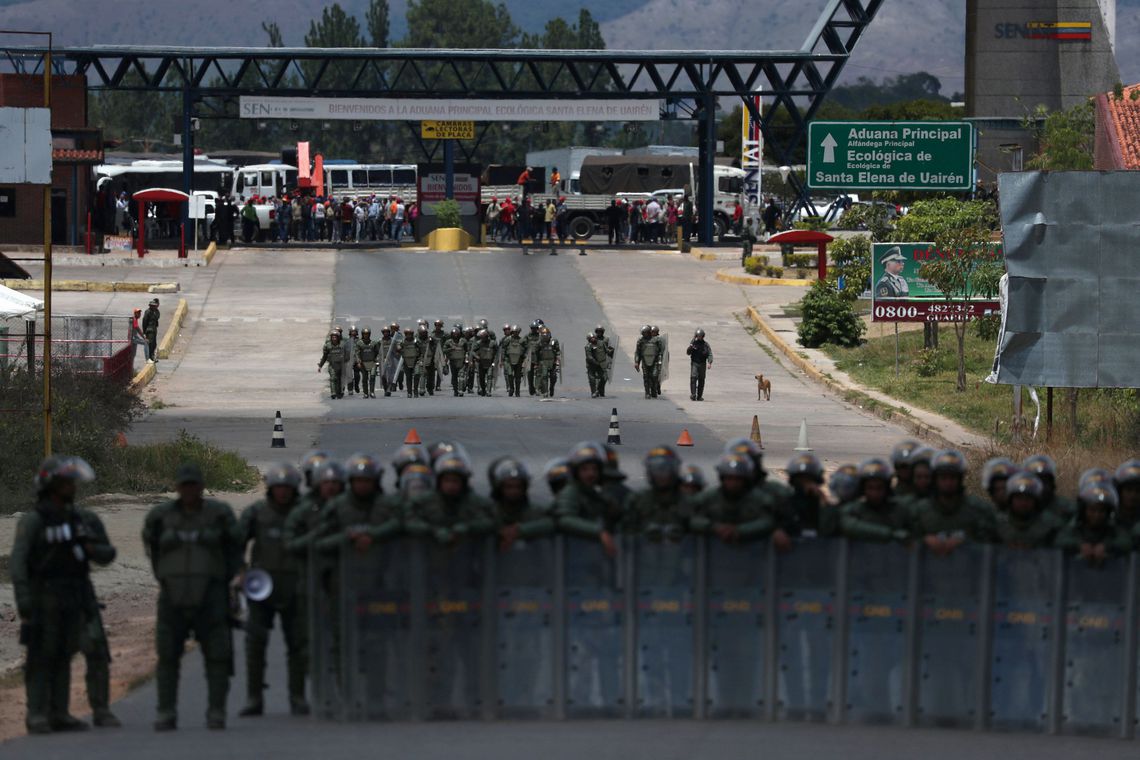 Brasil negocia recuo de tanques venezuelanos na fronteira