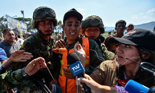 Mais cinco militares deixam a Venezuela pela fronteira brasileira