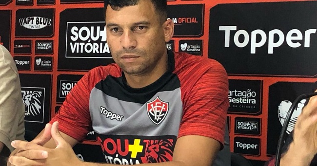 Após acordo, Vitória rescinde contrato com Neto Baiano