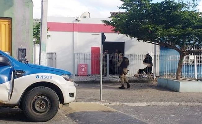 Bandidos explodem caixa eletrônico do Bradesco em Almadina