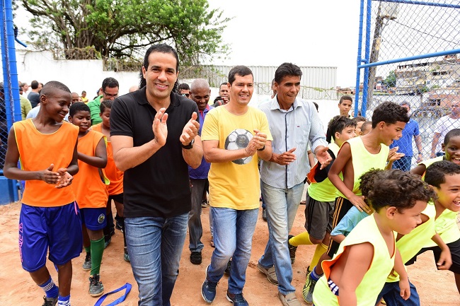 Bruno Reis inaugura campo de futebol em Pernambués