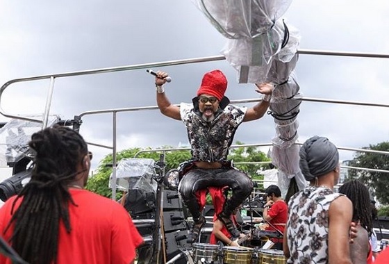 Carlinhos Brown arrasta multidão no Carnaval de São Paulo