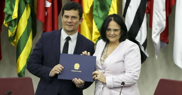 Damares e Moro assinam acordo para combater violência doméstica no Brasil