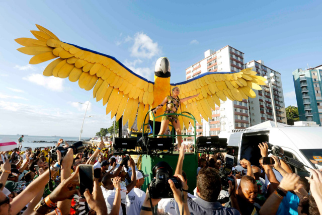 Grávida, Cláudia Leitte homenageia Amazônia no Carnaval de Salvador