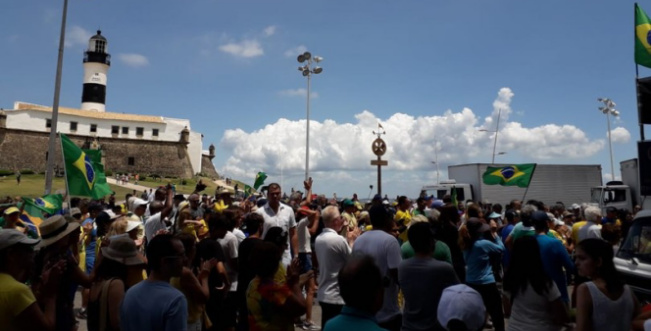 Manifestantes lotam o Farol da Barra em defesa da Lava Jato em Salvador