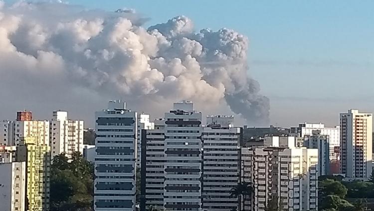 Bombeiros lutam contra incêndio em fábrica de colchões em Salvador